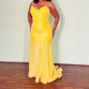 Elegant Yellow Strapless Evening Gown